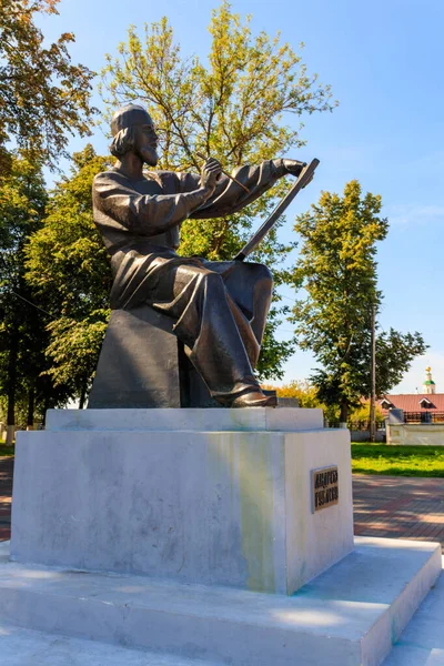 Vladimir, Rusya - 13 Ağustos 2019: Vladimir, Rusya 'da ünlü ortaçağ Rus ikon ressamı Andrey Rublev anıtı. 1995 'te inşa edilmiş. Heykeltıraş Oleg Komov
