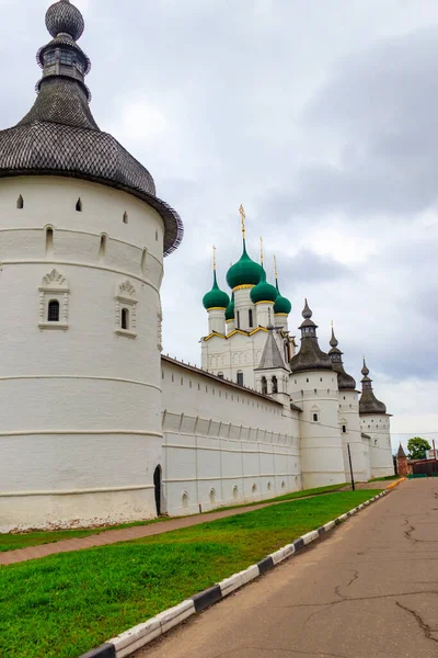 Rostov Kremlin 'in mimari topluluğu Rostov Veliky, Rusya' da. Rusya 'nın altın yüzüğü