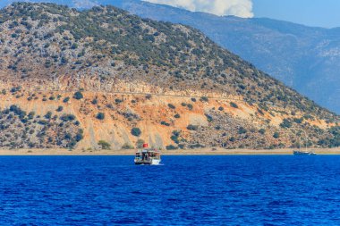 Türkiye 'nin Antalya ilinin Kekova adası yakınlarındaki Akdeniz' de yelken açan turizm gemisi. Türk Rivierası