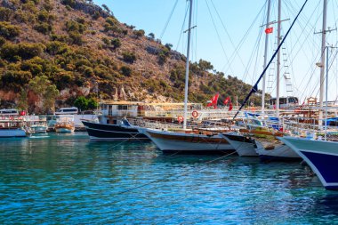 Türkiye 'de Akdeniz kıyısında turist botları bulunan liman
