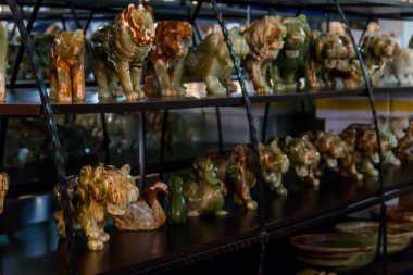 Bir dükkanda satılık oniks heykelcikler