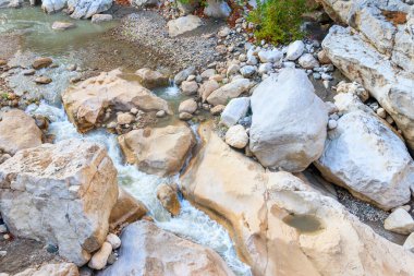 Güzel dağ deresi olan manzaralı bir yer. Küçük bir nehirde berrak suyu olan ideal bir manzara. Hızlı su akışı yakın çekim