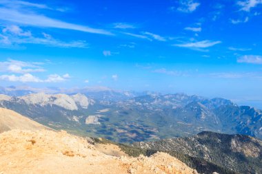 Türkiye 'nin Antalya ilinin Kemer ilçesi yakınlarındaki Tahtali dağının tepesinden Taurus dağlarının manzarası