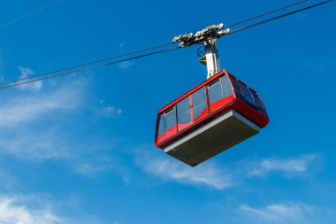 Antalya ilinin Tahtali Dağı 'nın zirvesine giden yolda giden teleferik, Türkiye' nin Antalya kentinde