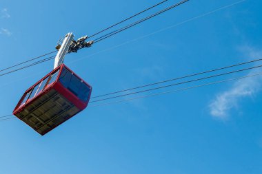 Antalya ilinin Tahtali Dağı 'nın zirvesine giden yolda giden teleferik, Türkiye' nin Antalya kentinde