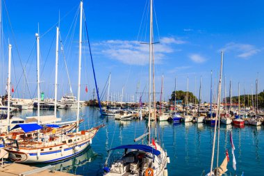 Türkiye 'nin Antalya ilinin Kemer limanındaki beyaz yatlar. Akdeniz 'de Kemer Marina