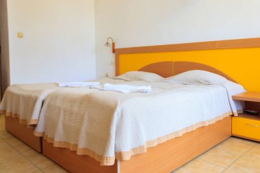 Yatak odasında iki yastıklı çift kişilik yatak.