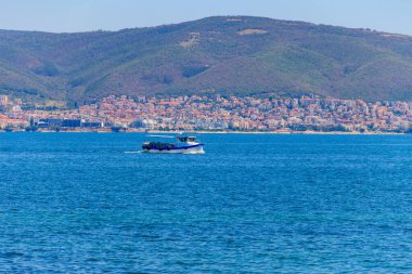 Bulgaristan 'ın Nessebar kentinde Karadeniz' de yelken açan eğlence gemisi