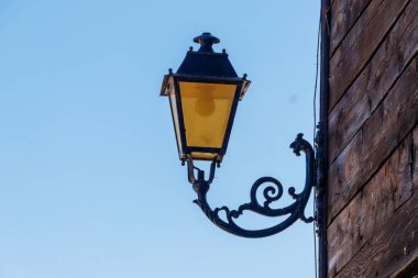 Evin duvarında eski bir demir fener.