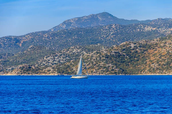 Iate Navegando Mar Mediterrâneo Perto Ilha Kekova Província Antalya Turquia — Fotografia de Stock