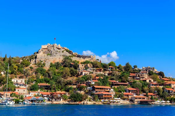 Türkiye 'nin Antalya ilinin Akdeniz kıyısındaki bir dağda kalesi olan antik Lycia kasabası Simena' nın manzarası