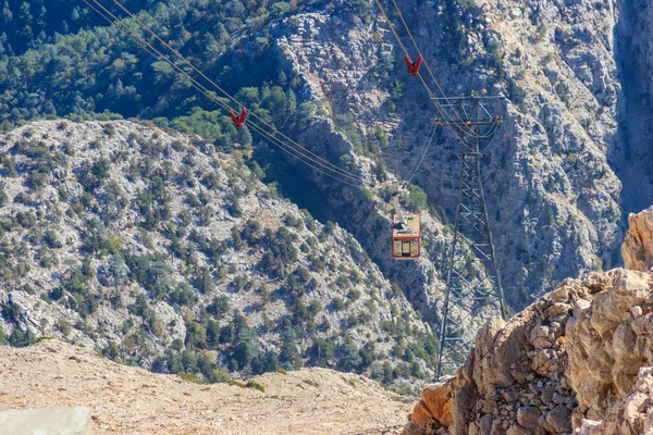 Antalya ilinin Tahtali Dağı 'nın zirvesine giden yolda giden teleferik, Türkiye' nin Antalya kentinde