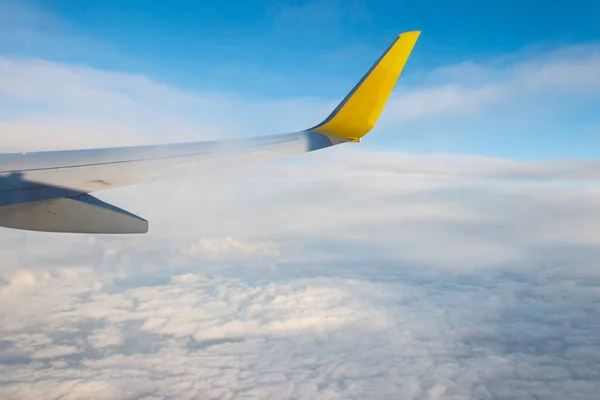 Aile Avion Volant Dessus Des Nuages Dans Ciel Bleu — Photo