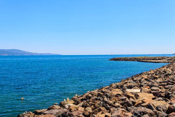 Bulgaristan 'da Karadeniz' in taşlı kıyıları