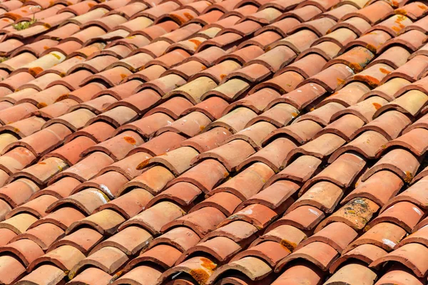 背景的旧瓷砖屋顶纹理 — 图库照片