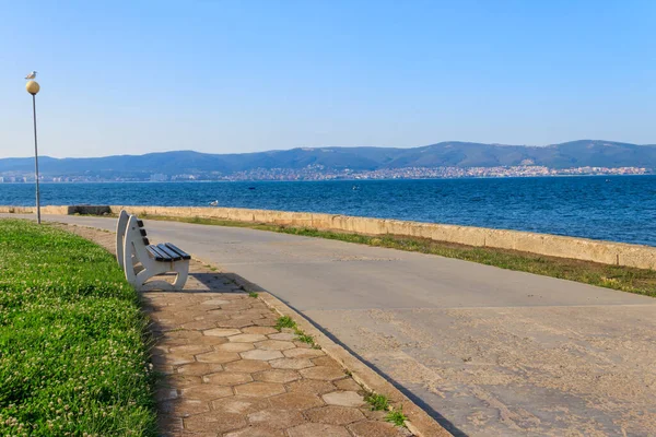 Deniz kenarındaki bankta.