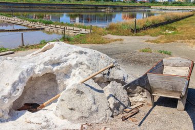 Tuz tarlasında bir tuz yığınının yanında klasik ahşap el arabası.