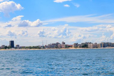 Bulgaristan 'daki Karadeniz ve Sunny Beach tatil beldesi manzarası. Deniz manzarası