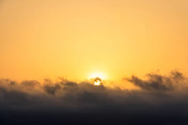 Krásné Vycházející Oranžové Slunce Nad Mraky Obloze Při Východu Slunce — Stock fotografie