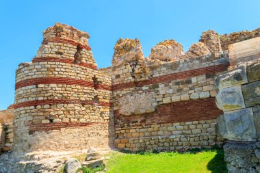 Bulgaristan 'ın Nessebar kentinin girişindeki antik kale duvarı