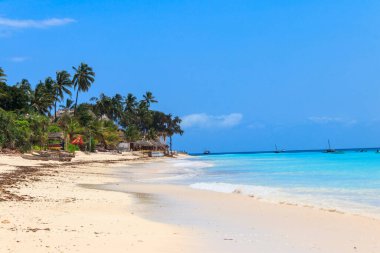 Tanzanya, Zanzibar 'daki tropik kumlu Nungwi plajı manzarası.
