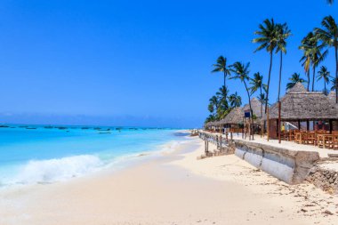 Tanzanya, Zanzibar 'daki tropik kumlu Nungwi plajı manzarası.