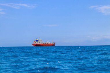 Tanzanya 'nın Zanzibar yakınlarındaki Hint Okyanusu' nda yelken açan büyük sanayi gemisi.
