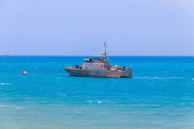Tanzanya 'nın Zanzibar yakınlarındaki Hint Okyanusu' na demir atmış bir savaş gemisi.