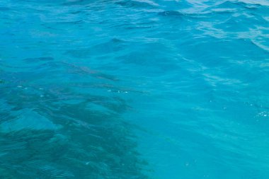 Mavi su dokusu arka planı. Denizin ya da okyanusun yüzeyi