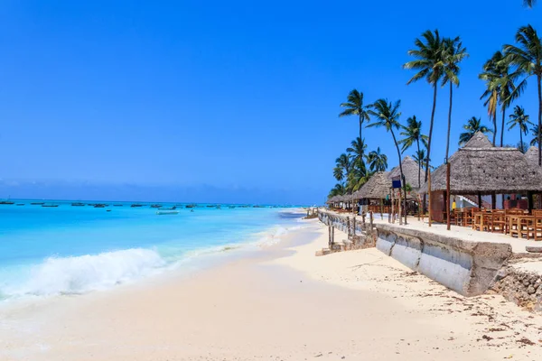 Tanzanya, Zanzibar 'daki tropik kumlu Nungwi plajı manzarası.