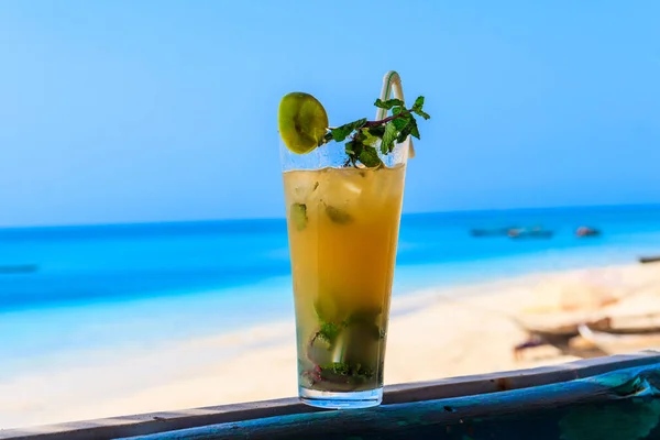 Glas Verse Oranje Mojito Cocktail Bij Oceaan — Stockfoto