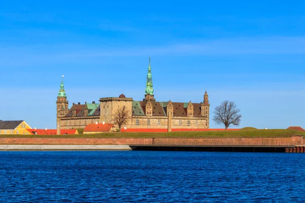 デンマークのヘルシンガー エルシノア のクロンボルグ城とオレンジ色の海峡の眺め — ストック写真