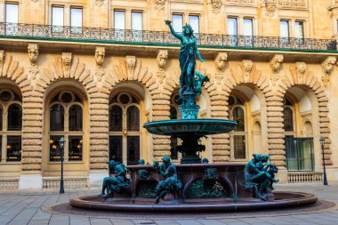 Almanya 'daki Hamburg Belediye Sarayı' nın avlusundaki Hijyen Çeşmesi