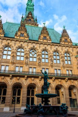 Almanya 'daki Hamburg Belediye Sarayı' nın avlusundaki Hijyen Çeşmesi