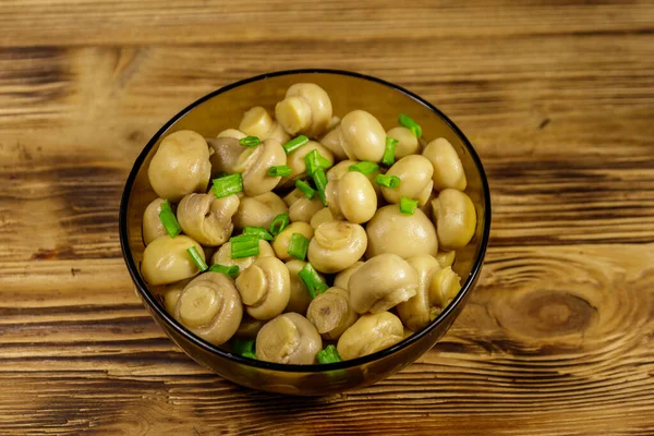 Cuenco Vidrio Con Champiñones Escabeche Setas Marinadas Sobre Mesa Madera — Foto de Stock