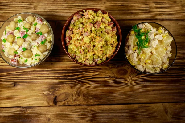 Set Salate Festive Maioneză Masă Lemn Vizualizare Sus Spațiu Copiere — Fotografie, imagine de stoc