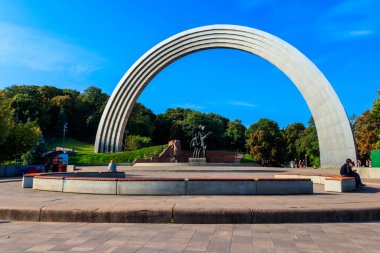 Kiev, Ukrayna - 23 Ağustos 2019: Kiev, Ukrayna 'da Halkların Dostluk Kemeri