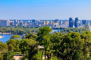 Ukrayna, Kiev 'deki Dinyeper Nehri' nin sol yakasının görüntüsü