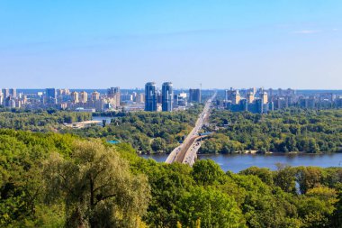 Ukrayna Kiev 'deki Metro Köprüsü ve Dinyeper Nehri' nin havadan görüntüsü. Kyiv şehir manzarası
