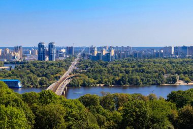 Ukrayna Kiev 'deki Metro Köprüsü ve Dinyeper Nehri' nin havadan görüntüsü. Kyiv şehir manzarası