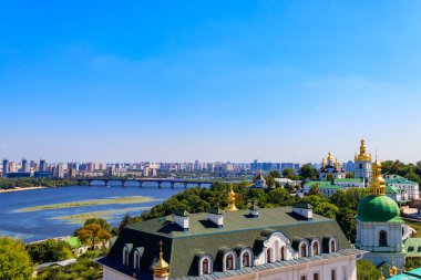 Kiev Pechersk Lavra (Mağara Kiev Manastırı) ve Ukrayna Dinyeper Nehri manzarası