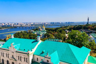 Kiev Pechersk Lavra (Mağara Kiev Manastırı), Anavatan Anıtı ve Ukrayna Dinyeper Nehri manzarası. Büyük Lavra Çan Kulesi 'nden görüntü