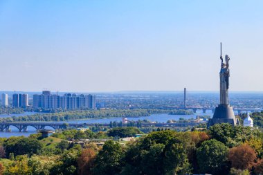 Ukrayna Kiev 'deki Anavatan Anıtı ve Dinyeper Nehri manzarası. Kiev şehir manzarası