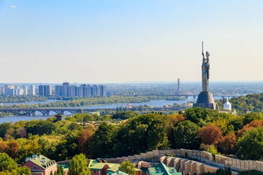 Ukrayna Kiev 'deki Anavatan Anıtı ve Dinyeper Nehri manzarası. Kiev şehir manzarası