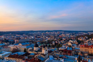 Ukrayna 'nın tarihi merkezi Lviv' in havadan görünüşü. Fildişi şehir manzarası. Lviv Belediye Binası 'ndan görüntü