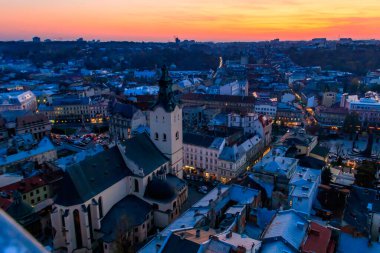 Günbatımında Ukrayna, Lviv 'deki Latin Katedrali ve Rynok Meydanı' nın havadan görünüşü. Lviv belediye binasından görüntü