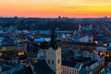 Günbatımında Ukrayna, Lviv 'deki Latin Katedrali ve Rynok Meydanı' nın havadan görünüşü. Lviv belediye binasından görüntü