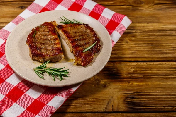 Steaks Porc Grillés Romarin Sur Table Bois — Photo