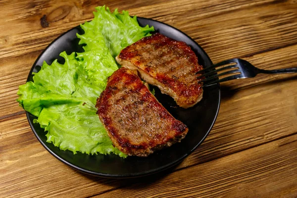 Grilled Pork Steaks Lettuce Leaves Wooden Table — Stock Photo, Image