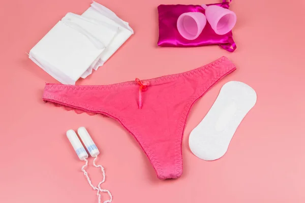 Celana Dalam Wanita Dengan Cangkir Menstruasi Pembalut Wanita Dan Tampon — Stok Foto